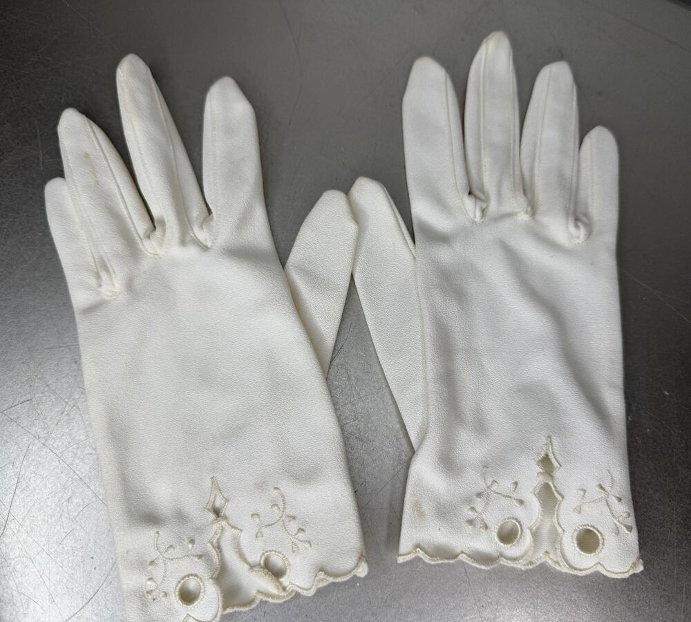 Vintage White Scalloped Floral Gloves Made In West Germany Approx Size 6